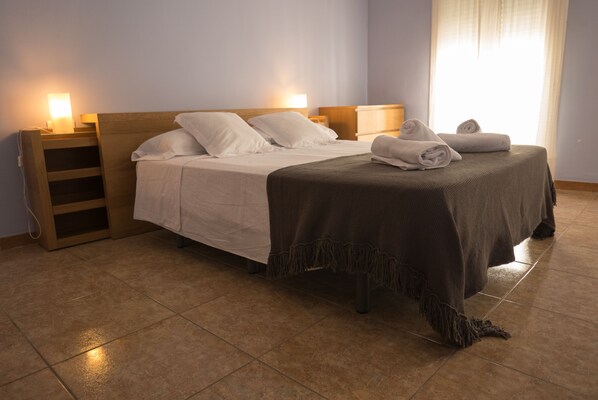 3 habitaciones, tabla de planchar con plancha, wifi y ropa de cama 