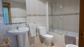 Bañera, secador de pelo, toallas, papel higiénico