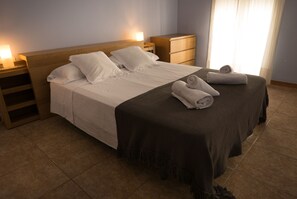 3 habitaciones, tabla de planchar con plancha, wifi y ropa de cama 