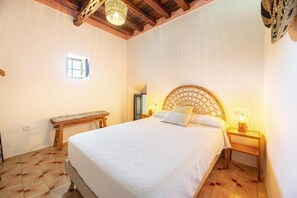 5 dormitorios, escritorio, tabla de planchar con plancha y cuna de viaje