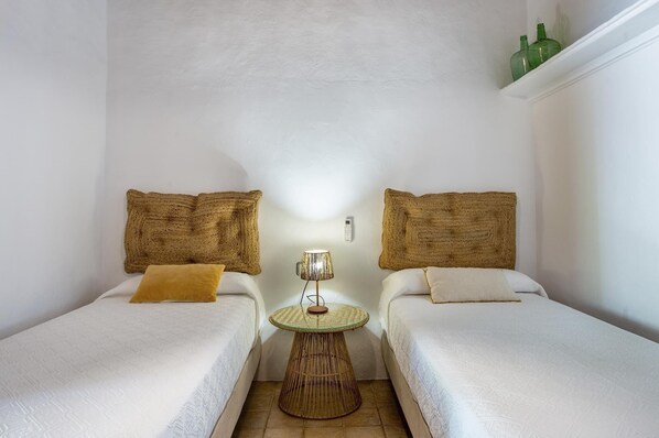 A small, clean room with two single beds, a small table, and a lamp. - House / Villa - Ibiza (Ibiza)
