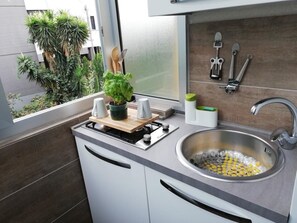 Refrigerador, placa de cocina, cafetera/tetera, utensilios de cocina