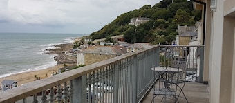 Beautiful modern 3 bedroom penthouse, a stone's throw from the beach.