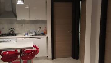 Frigorifero, microonde, forno, piano cottura