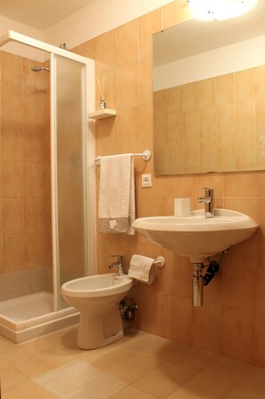 Doccia, asciugacapelli, bidet, carta igienica