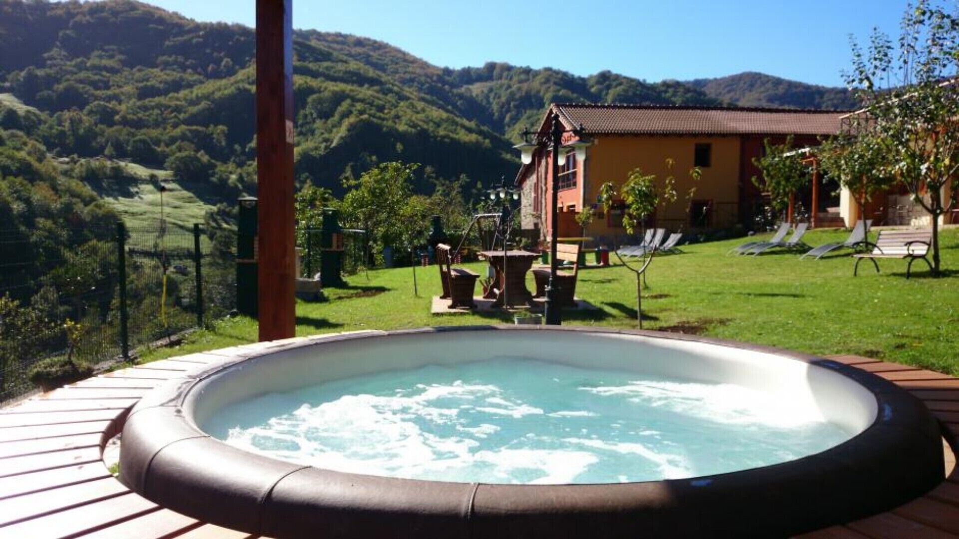 Outdoor spa tub