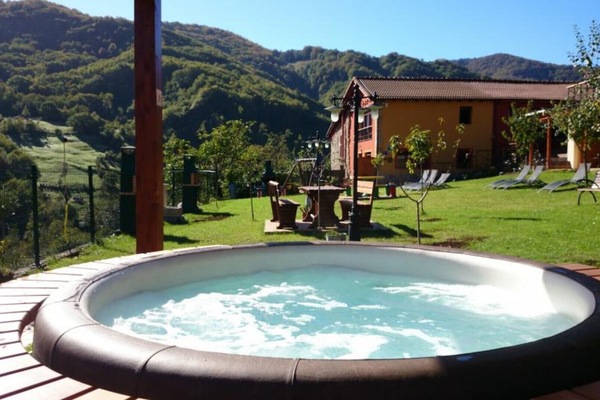 Outdoor spa tub