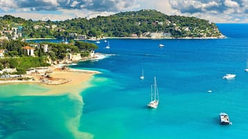 Una spiaggia nelle vicinanze, lettini da mare