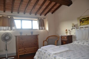 3 habitaciones, tabla de planchar con plancha, wifi y ropa de cama