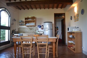 Réfrigérateur, un four, surface de cuisson, cafetière-théière