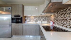 Réfrigérateur, four, plaque de cuisson, lave-vaisselle