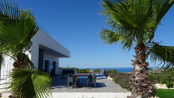 Outdoor dining - Delightful holiday villa with sea view (Ráfol de Almunia)