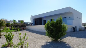 Exterior - Delightful holiday villa with sea view (Ráfol de Almunia)