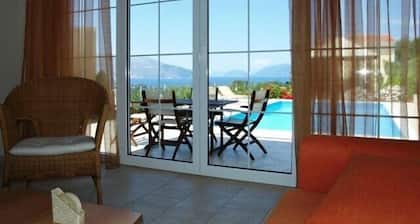 Cómoda villa moderna con piscina privada y vistas impresionantes