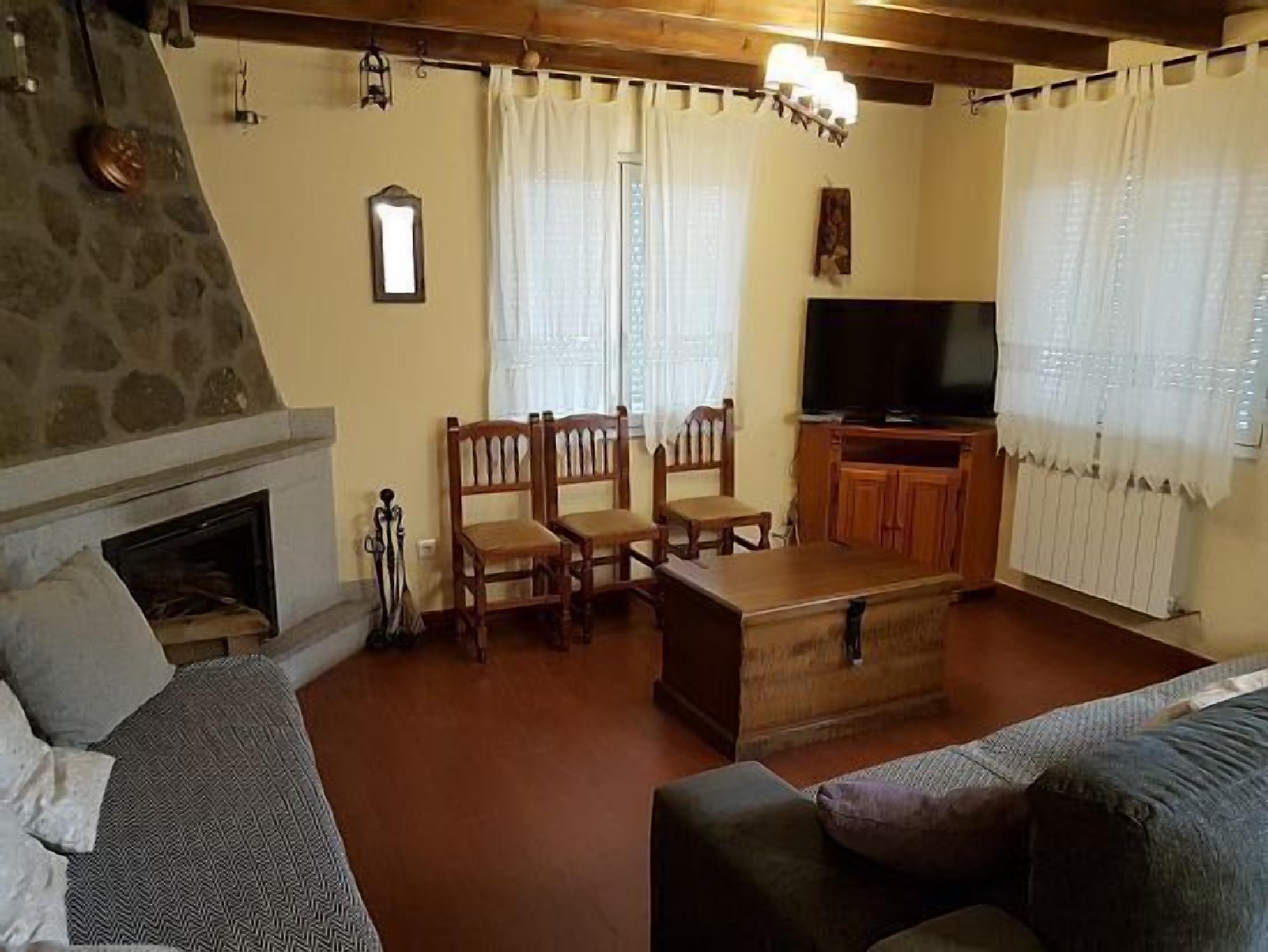 Televisión, chimenea y reproductor de DVD 