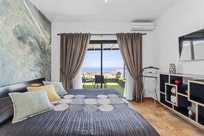 3 bedrooms, in-room safe, desk, iron/ironing board - Villa Saudade (Tías)