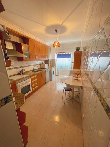 Entire 3 Bedroom Apartment + own suite with private WC 15min to Lisbon by car !