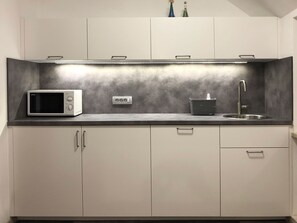 Réfrigérateur, micro-ondes, plaque de cuisson, lave-vaisselle