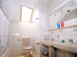 Bañera con ducha, secador de pelo, toallas, jabón
