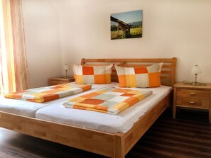 3 habitaciones, tabla de planchar con plancha y cuna de viaje