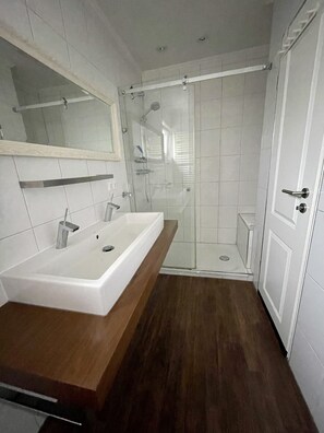 Douche, sèche-cheveux, serviettes fournies, savon