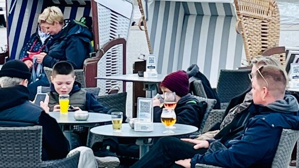 A seaside restaurant with outdoor seating overlooking the ocean. - Luxury vacation rental centrally located and close to the beach. Wi-Fi free. (Norderney)