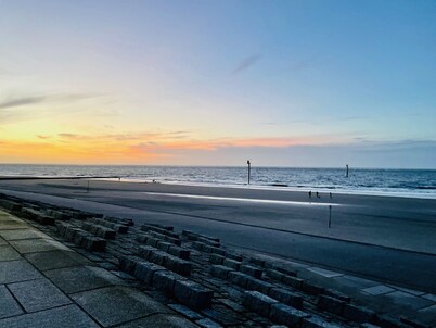 Luxury vacation rental centrally located and close to the beach. Wi-Fi free.