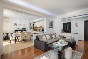 LED-Fernseher, Tischfußball, Stereoanlage