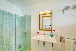 Bathtub, hair dryer, towels