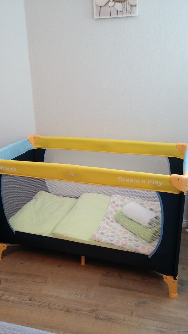 A baby playpen with a mesh top and a solid bottom, featuring a yellow frame and a "Dream n Play" label. - Feel-good apartment StrandGut für Ostseegenießer, Hs. Atlantic (Grömitz)