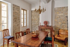 Dining - 200 year old, large townhouse with romantic patio (Sigean)