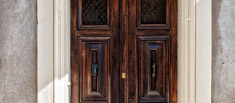 200 år gammel, stort byhus med romantisk terrasse