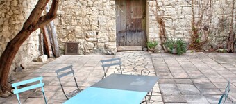 Vieux de 200 ans, grande maison de ville avec terrasse romantique
