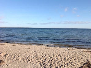Perto da praia, espreguiçadeiras