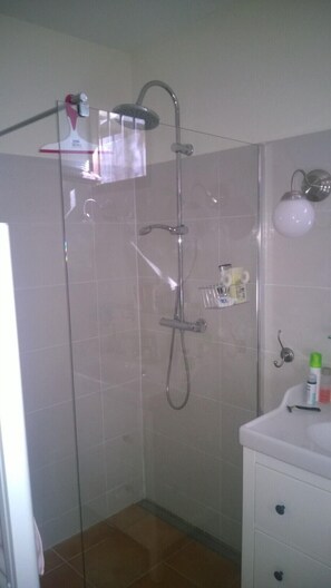 Een douche, zeep, toiletpapier