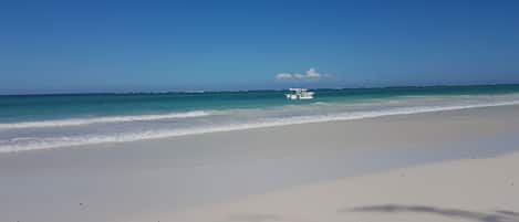 Beach nearby, sun loungers, beach towels