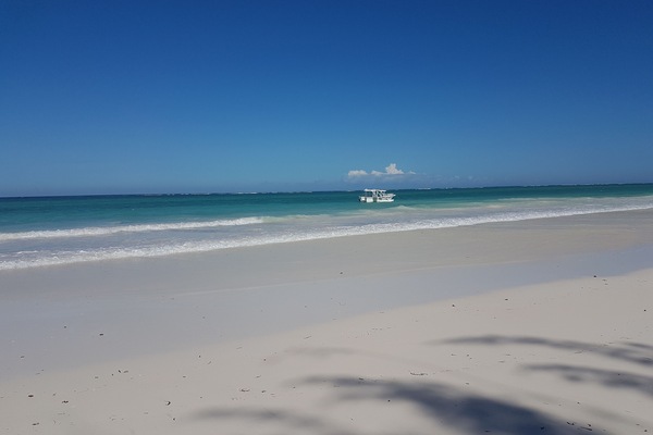 Beach nearby, sun loungers, beach towels