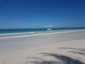 Playa en los alrededores, camastros y toallas de playa 