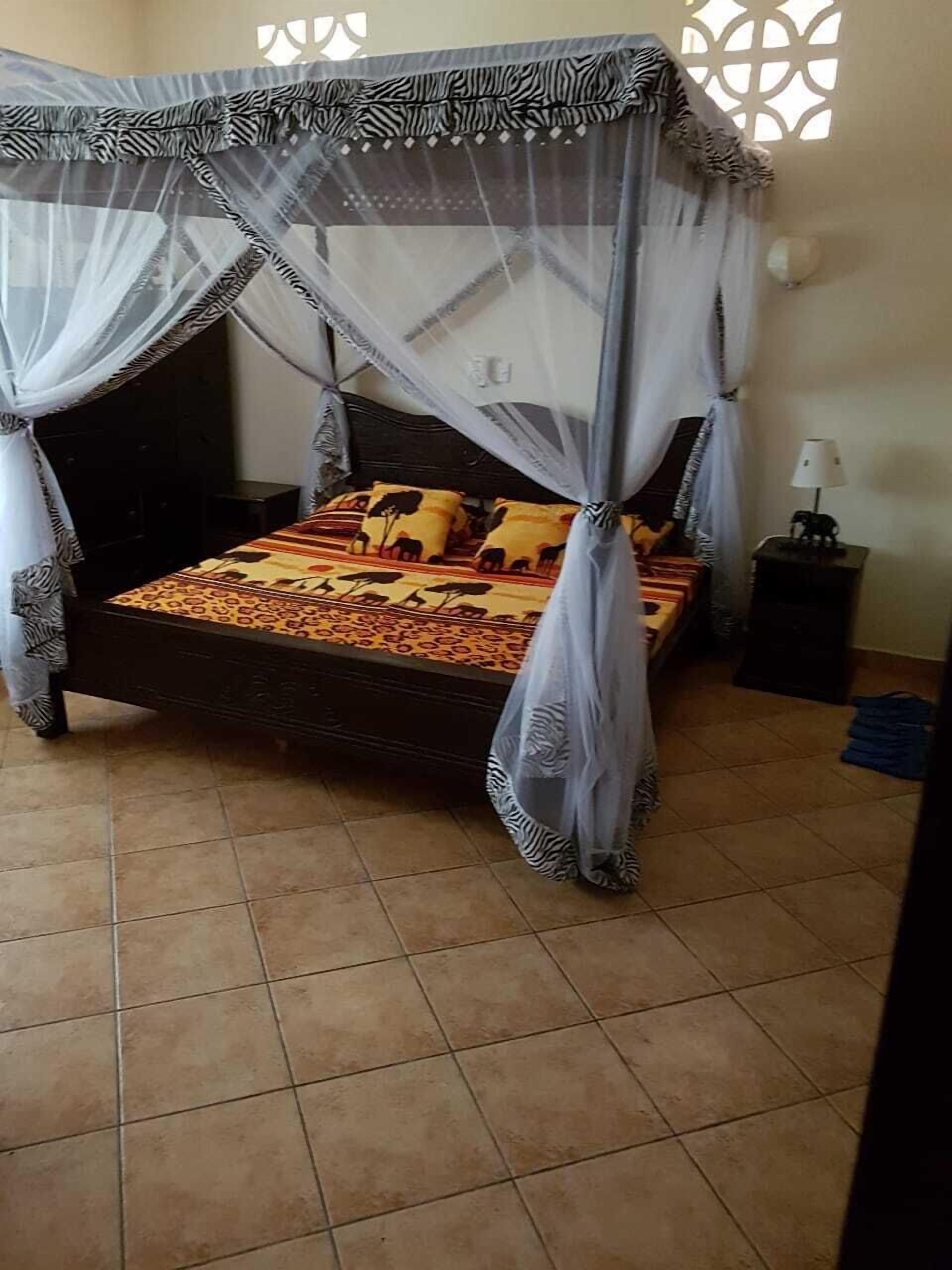 2 quartos, cofres nos quartos, escrivaninha