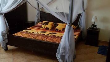 2 quartos, cofres nos quartos, escrivaninha