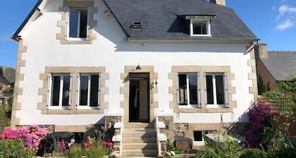 20/43 Hent Saint Gonéry 22820 Plougrescant. Dans le village à 2 kms de la mer