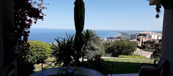 ヴィラ300㎡、パノラマの海の景色、スイミングプール、1800㎡の魅力的な庭園