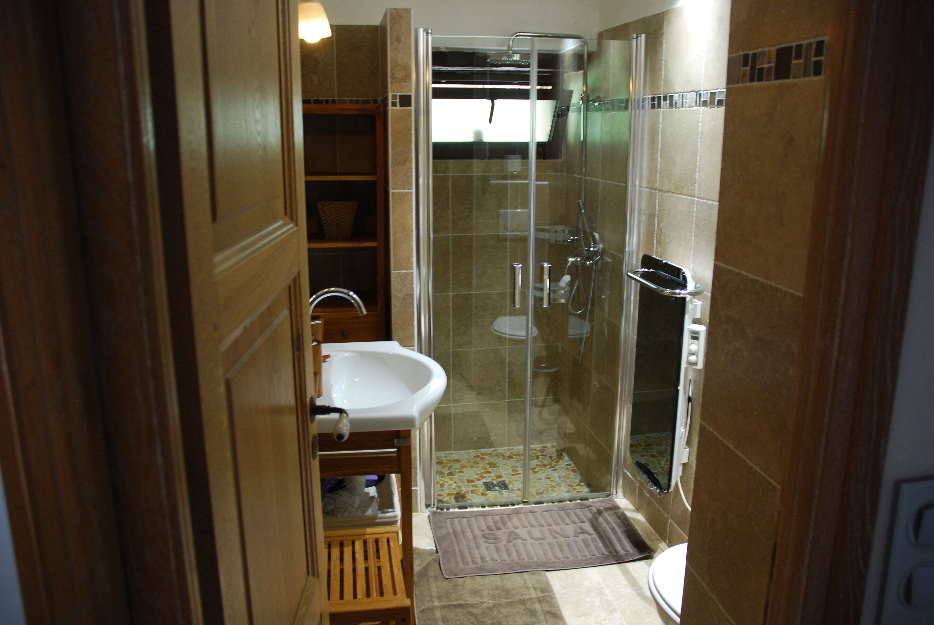 Shower, hair dryer, toilet paper
