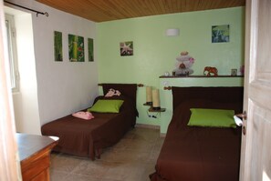 2 bedrooms, iron/ironing board, travel cot, free WiFi