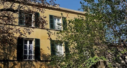 Casa de campo provenzal de 1850 con piscina desbordante con piscina contracorriente