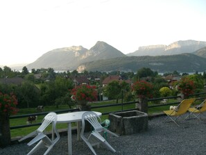 Outdoor dining - A flat to rent in a charming house close to the lac of annecy and mont blanc (Duingt)