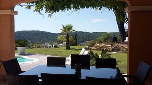 An outdoor seating area with a pool, chairs, and a view of a mountainous landscape. - Villa fully air-conditioned, panoramic view. between sea, lake and Verdon (Draguignan)