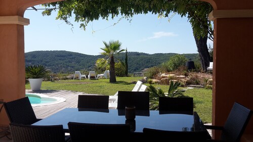 Villa  entièrement climatisée, vue panoramique. entre mer, lac et Verdon