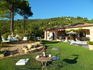 Outdoor dining - Villa fully air-conditioned, panoramic view. between sea, lake and Verdon (Draguignan)