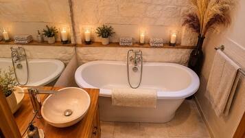 Bathtub, free toiletries, hair dryer, towels